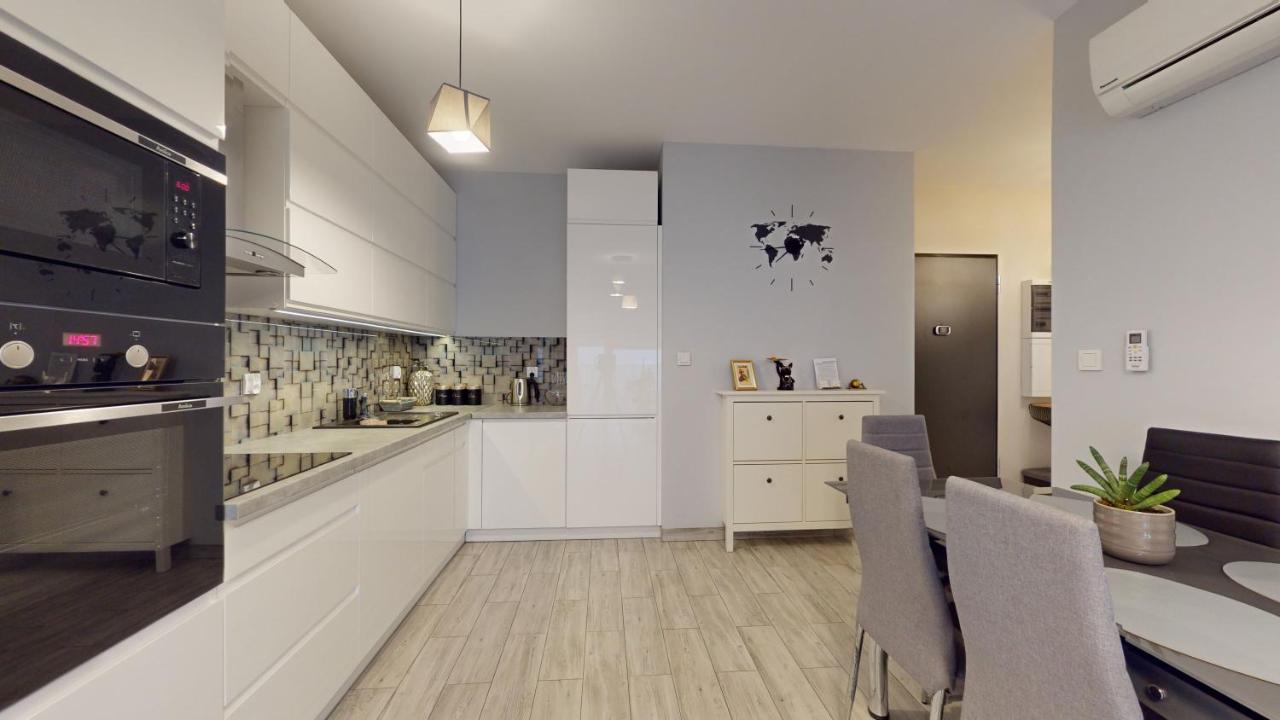 Family House Near The Market Square -Perfect For Family & Business Stays - Ksiecia Witolda Street 500 Steps To Market Square - 2 Bedrooms,2 Parking Places Wroclaw Exterior photo